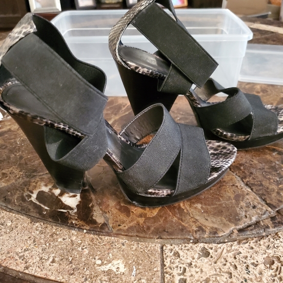 5/25 Carlson Black cloth strap & animal print sandals chunky 4 1/2" heel 8M - Picture 3 of 9